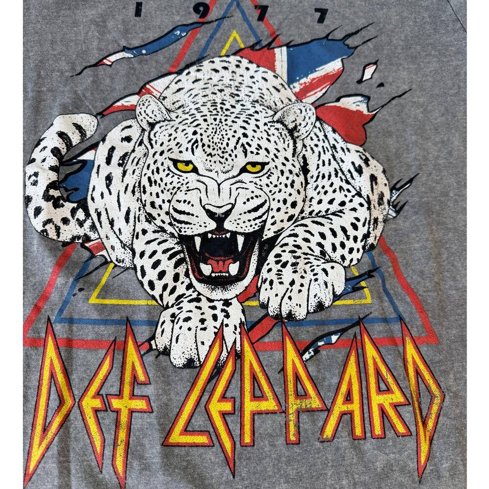 Def Leppard Graphic Tee Leopard Rock Band Shirt Gray Medium NWT - Picture 6 of 7
